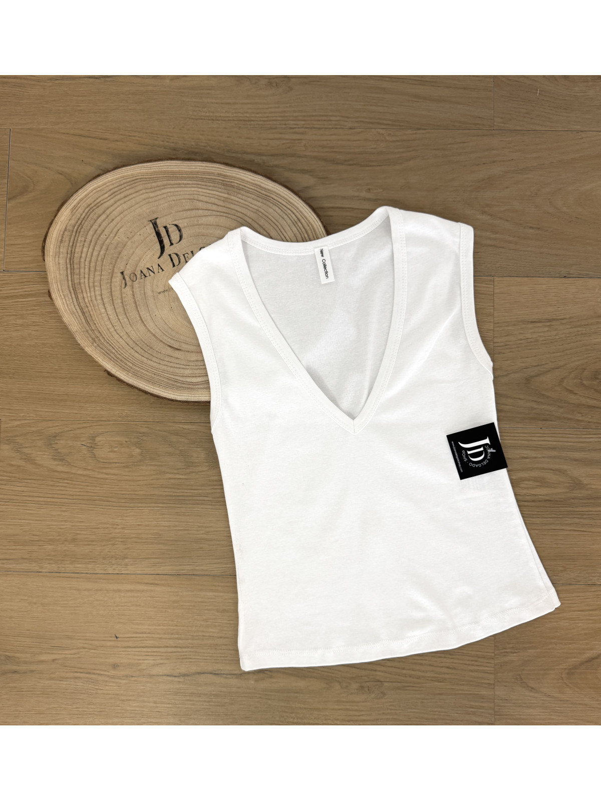 Camiseta básica blanca de algodón.