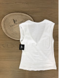 Camiseta básica blanca de algodón.