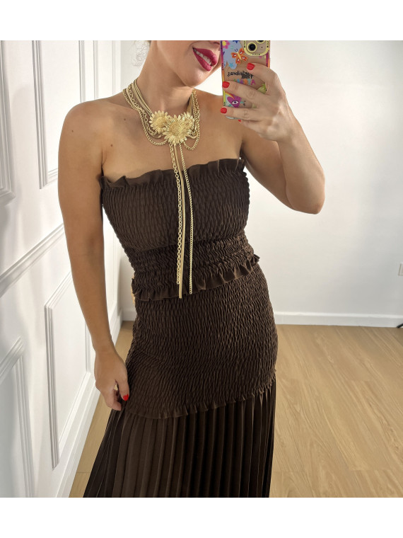 Conjunto de dos piezas formado por top y falda larga.