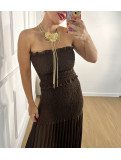 Conjunto de dos piezas formado por top y falda larga.