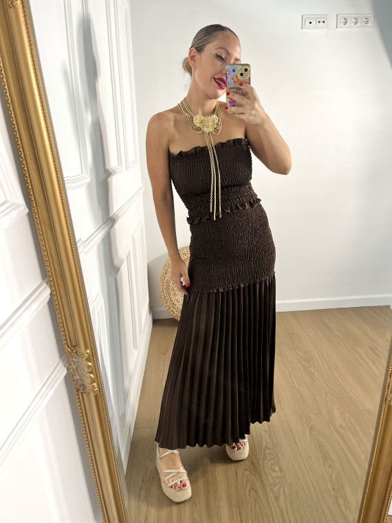 Conjunto de dos piezas formado por top y falda larga.