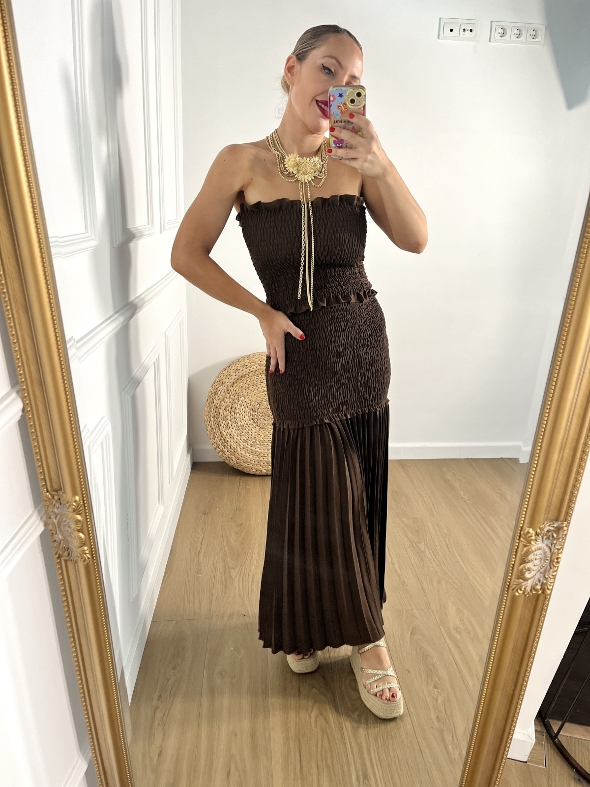 Conjunto de dos piezas formado por top y falda larga.
