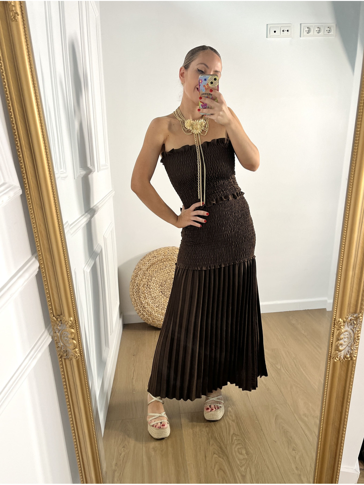 Conjunto de dos piezas formado por top y falda larga.