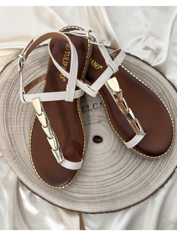 Sandalia de tiras beige, con adorno de chapas metálicas color dorado. Sandalia de tiras beige, con adorno de chapas metálicas color dorado.