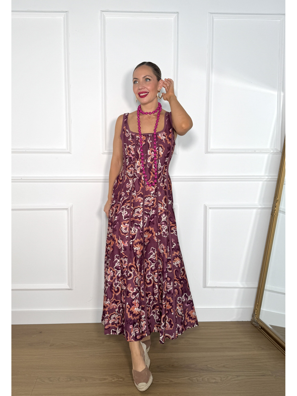 Vestido en tirantes anchos con estampado floral, ideal para tus looks