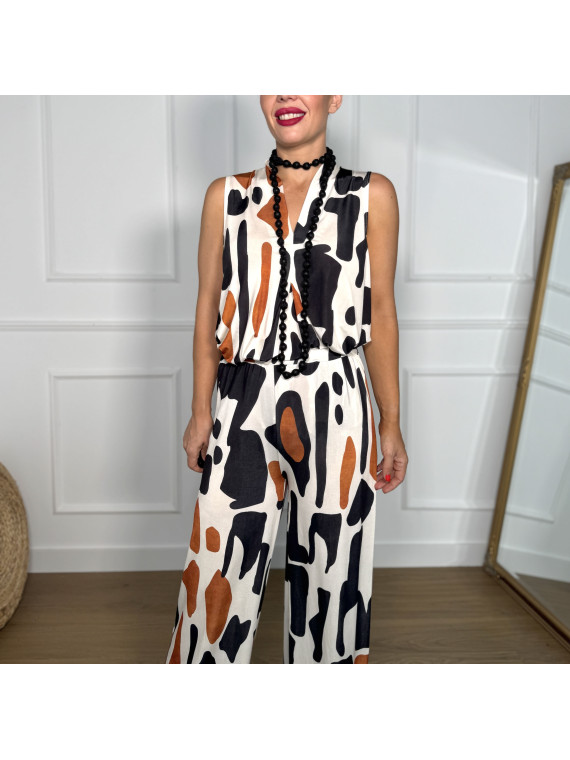 Conjunto de dos piezas formado por top y pantalón estampado.
