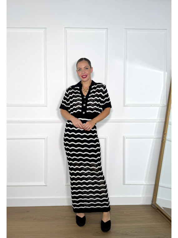 Conjunto de hilo tipo croché en negro con rayas blancas onduladas. Conjunto de hilo tipo croché en negro con rayas blancas onduladas.