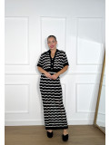 Conjunto de hilo tipo croché en negro con rayas blancas onduladas. Conjunto de hilo tipo croché en negro con rayas blancas onduladas.