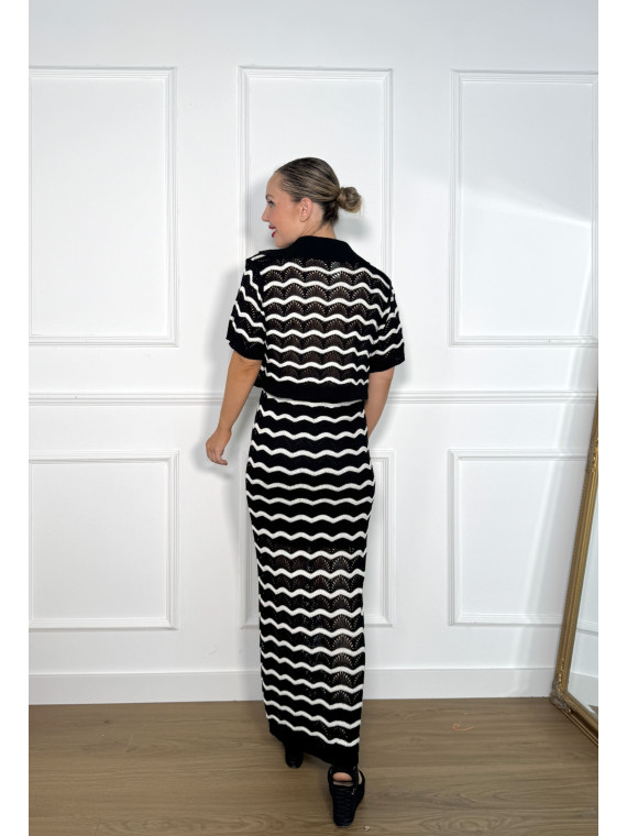 Conjunto de hilo tipo croché en negro con rayas blancas onduladas. Conjunto de hilo tipo croché en negro con rayas blancas onduladas.
