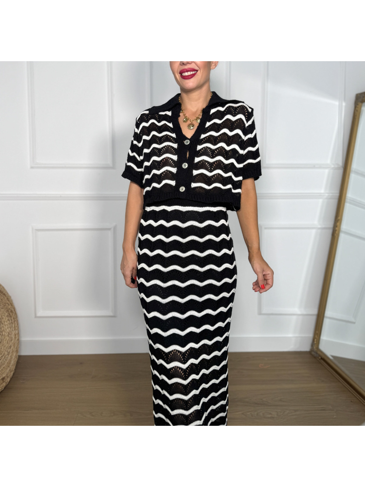 Conjunto de hilo tipo croché en negro con rayas blancas onduladas.