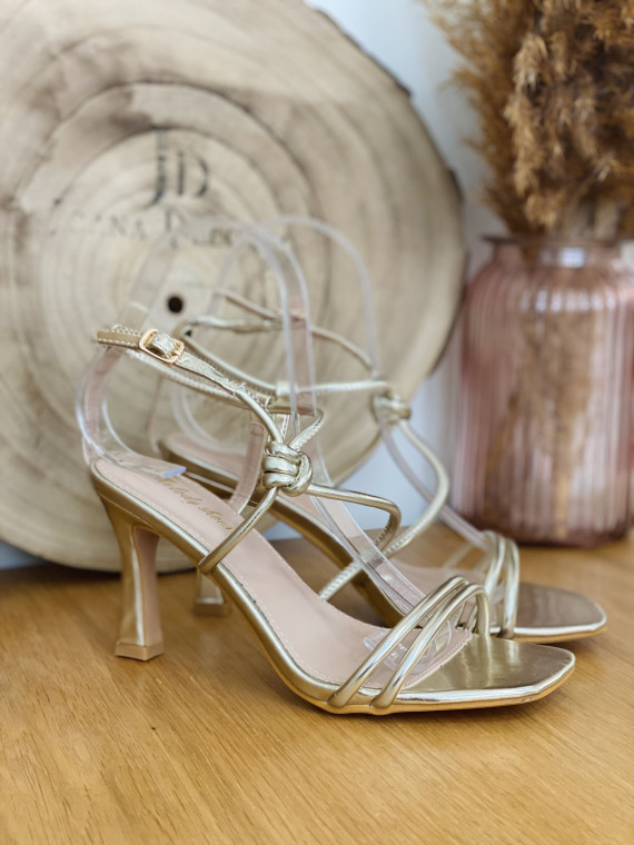 Sandalia de fiesta en color dorado, ideal para complementar tus looks