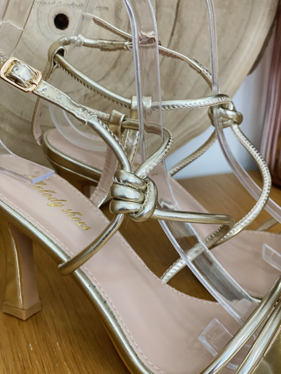 Sandalia de fiesta en color dorado, ideal para complementar tus looks