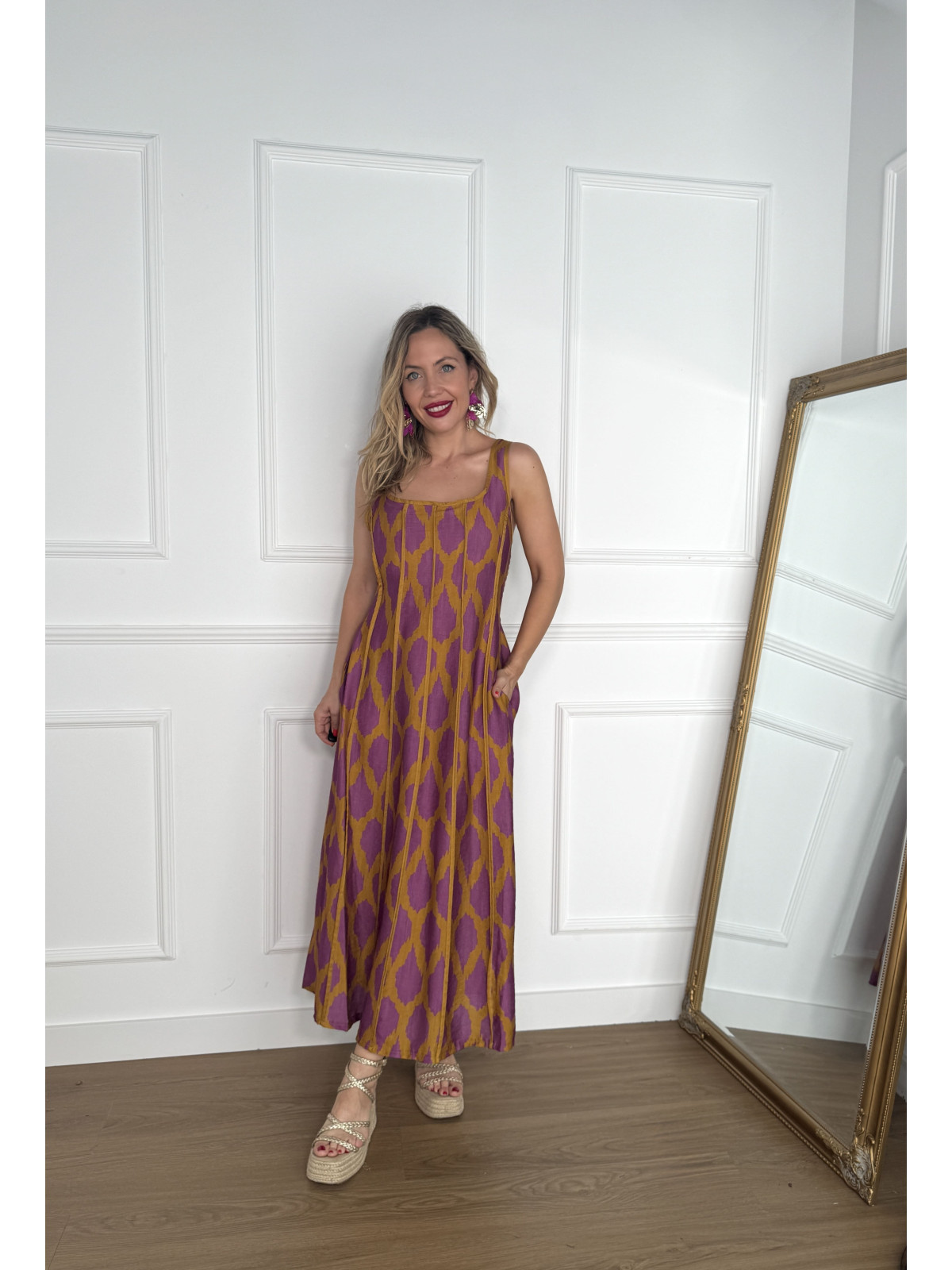 Vestido en tirantes anchos con estampado de manchas muy original.