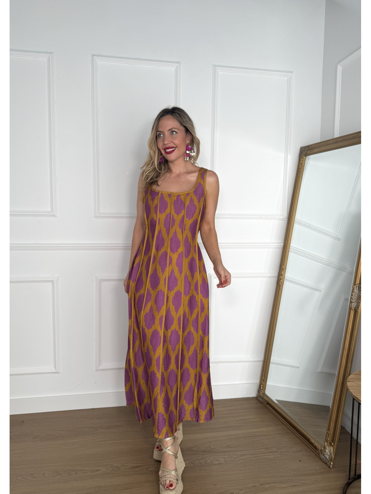 Vestido en tirantes anchos con estampado de manchas muy original.