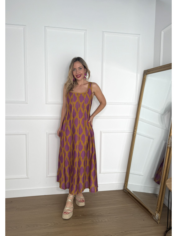 Vestido en tirantes anchos con estampado de manchas muy original.