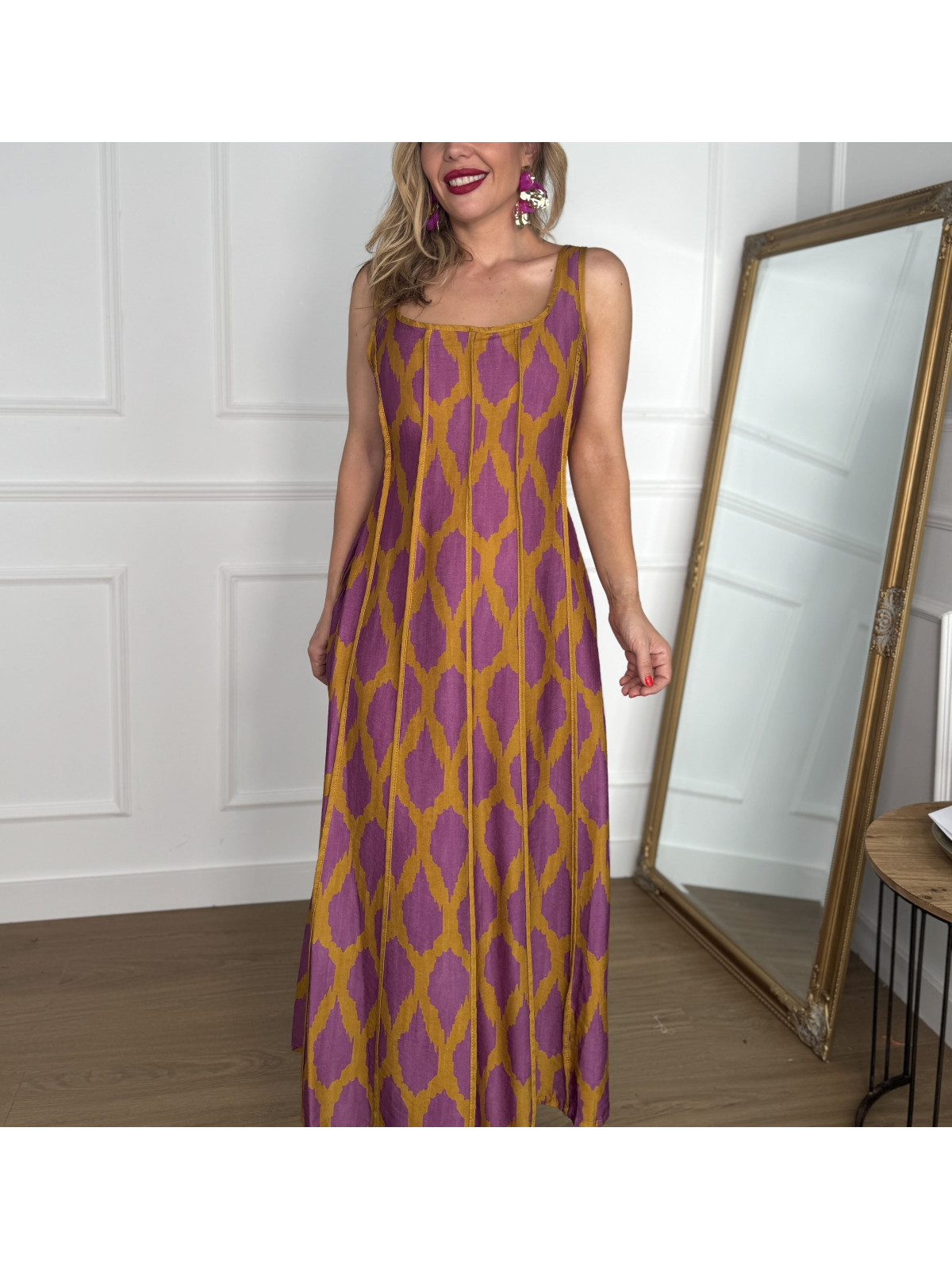 Vestido en tirantes anchos con estampado de manchas muy original.