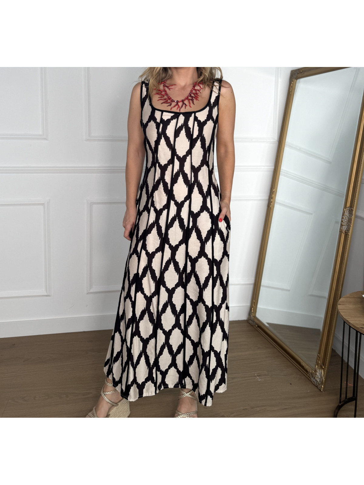 Vestido en tirantes anchos con estampado de manchas muy original.