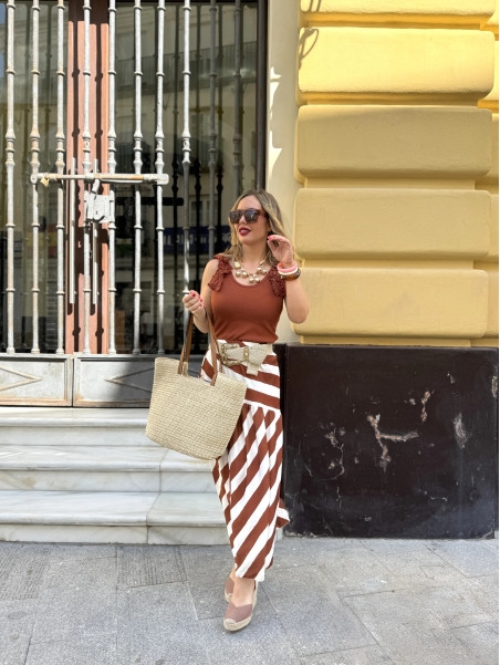 Falda midi de vuelo con estampado de rayas beige y marrón.