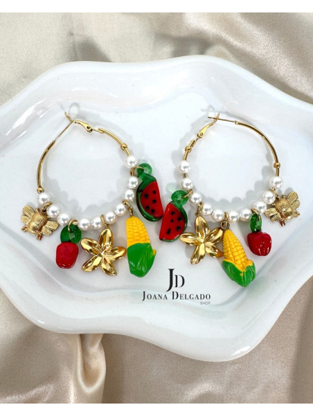 Argolla dorada de acero inoxidable adornada con perlas y charms.