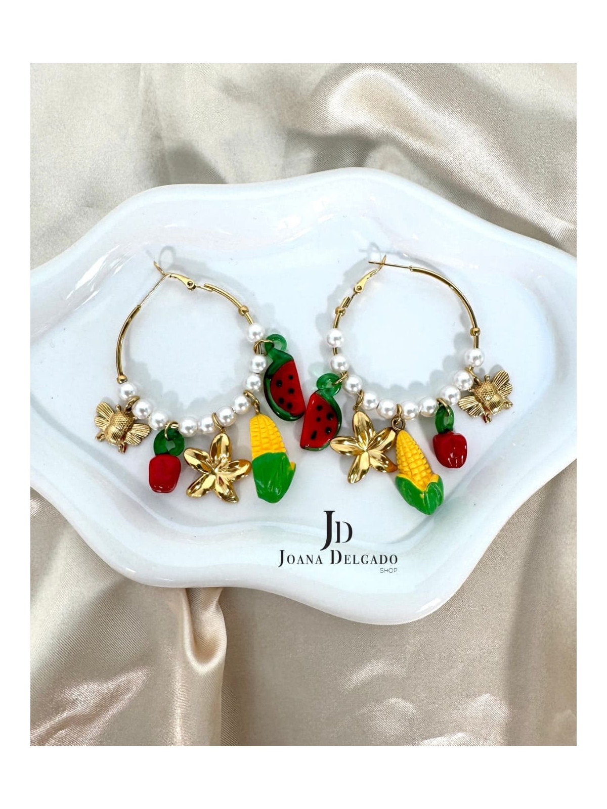 Argolla dorada de acero inoxidable adornada con perlas y charms.