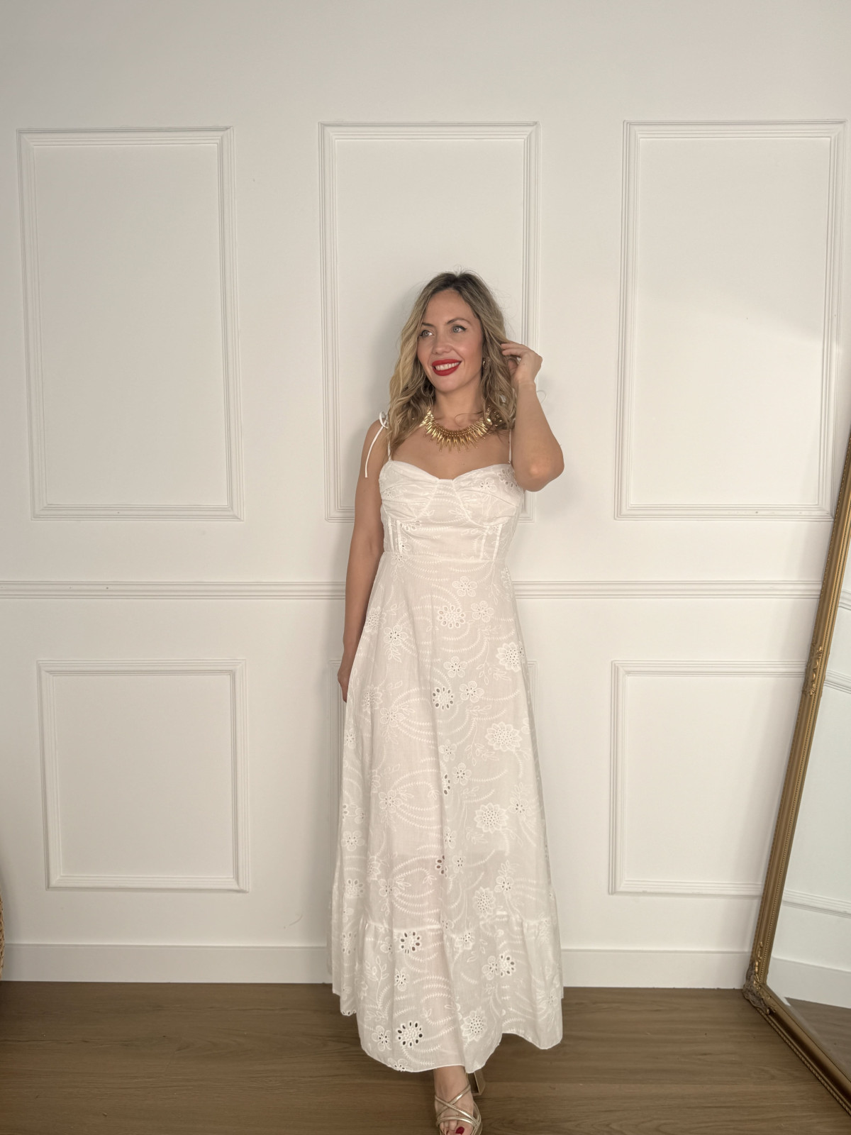 Vestido blanco perforado de largo midi, ideal para tus looks de verano