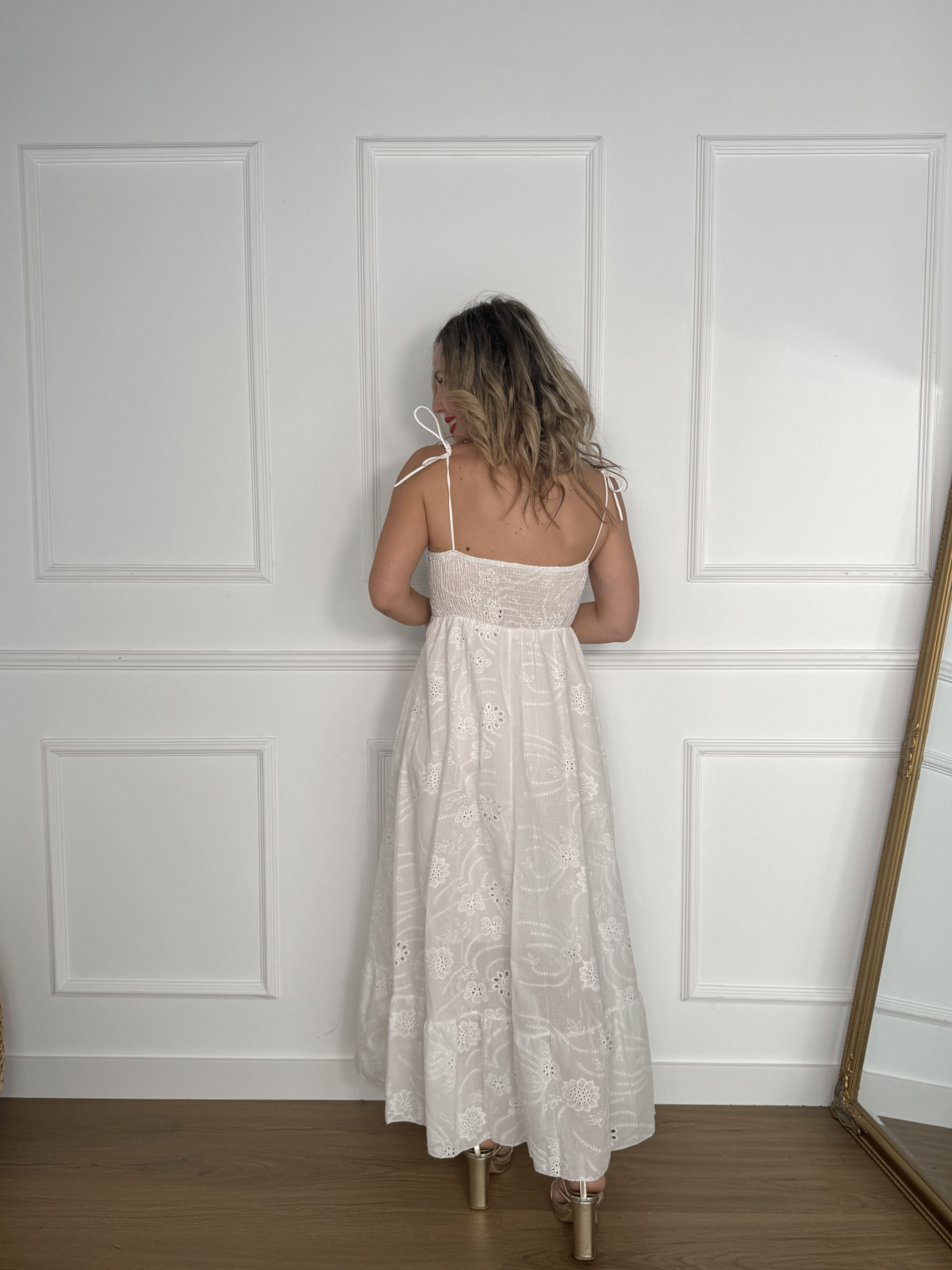 Vestido blanco perforado de largo midi, ideal para tus looks de verano