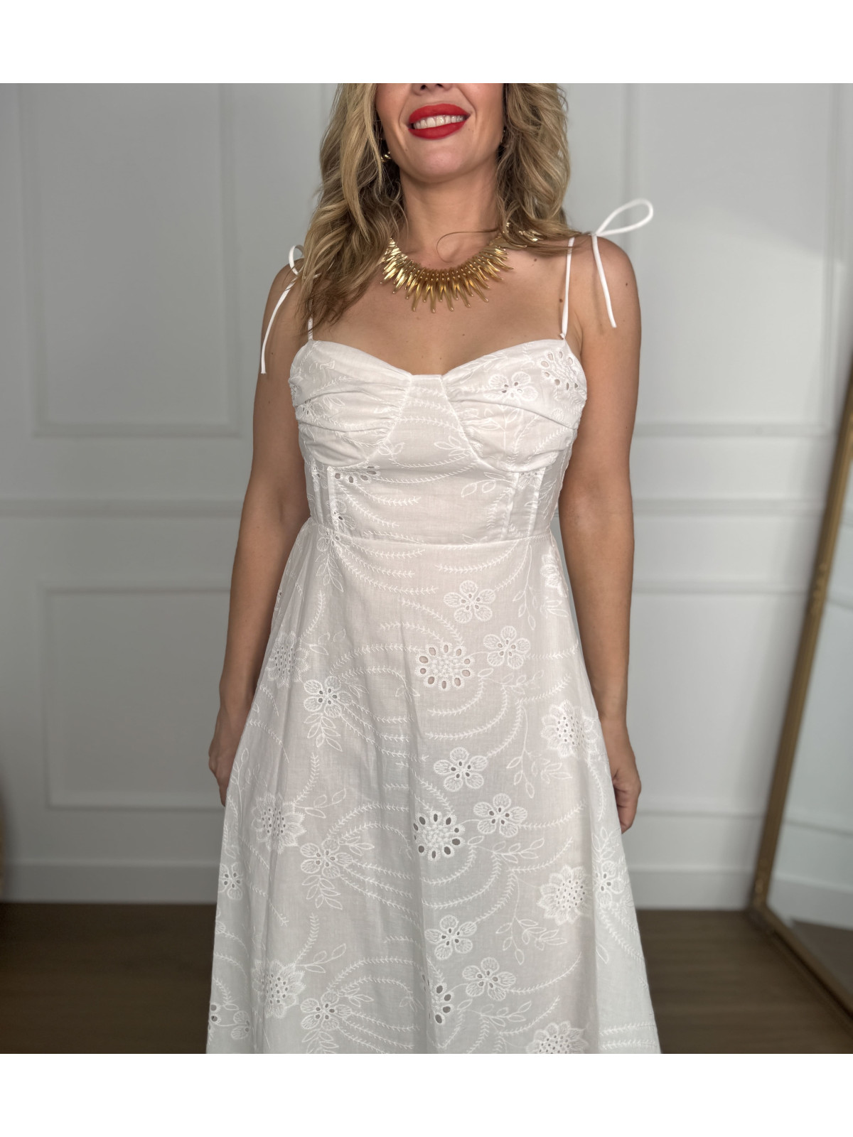 Vestido blanco perforado de largo midi, ideal para tus looks de verano