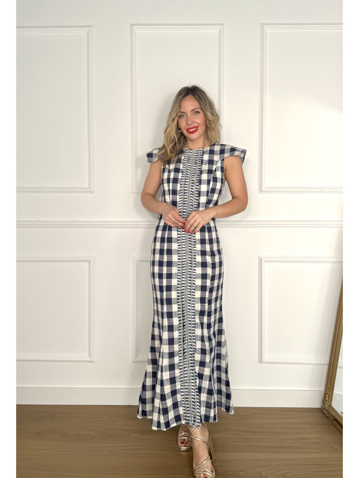 Vestido de algodón efecto lino con estampado de cuadros vichy.