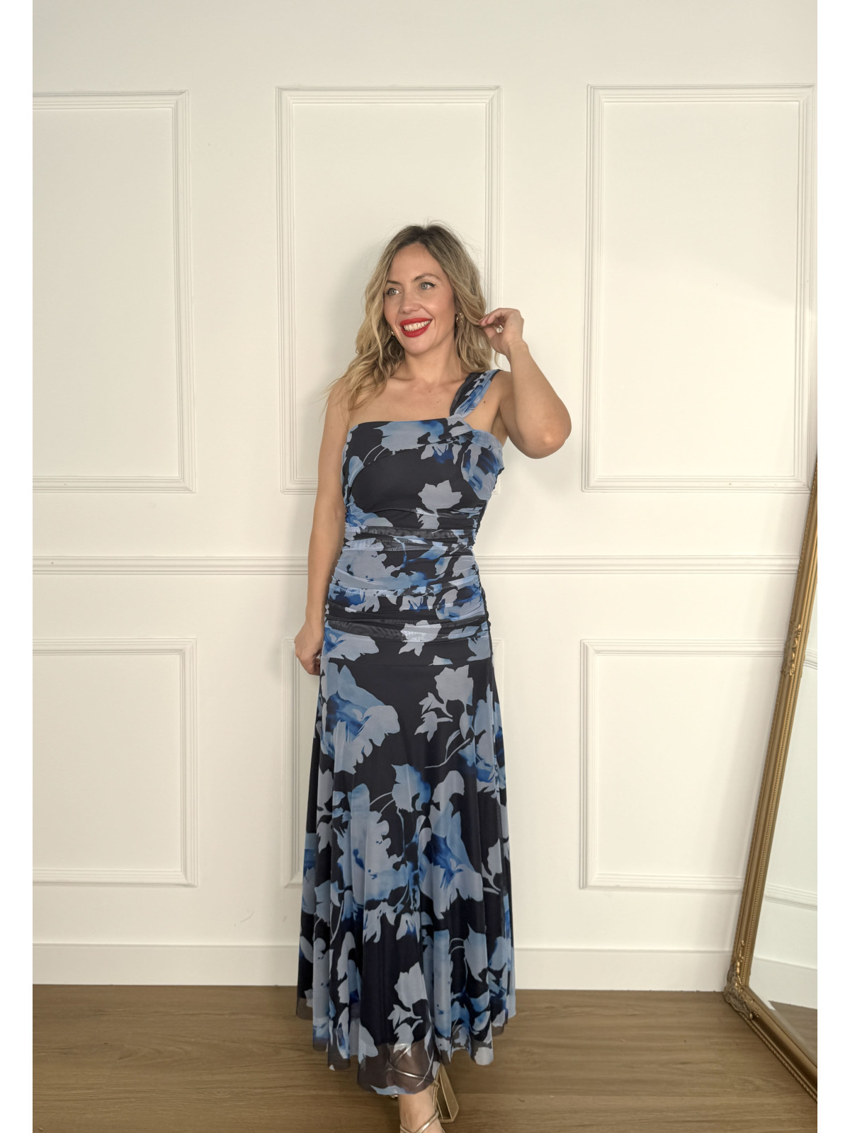 Vestido largo de microtul estampado.