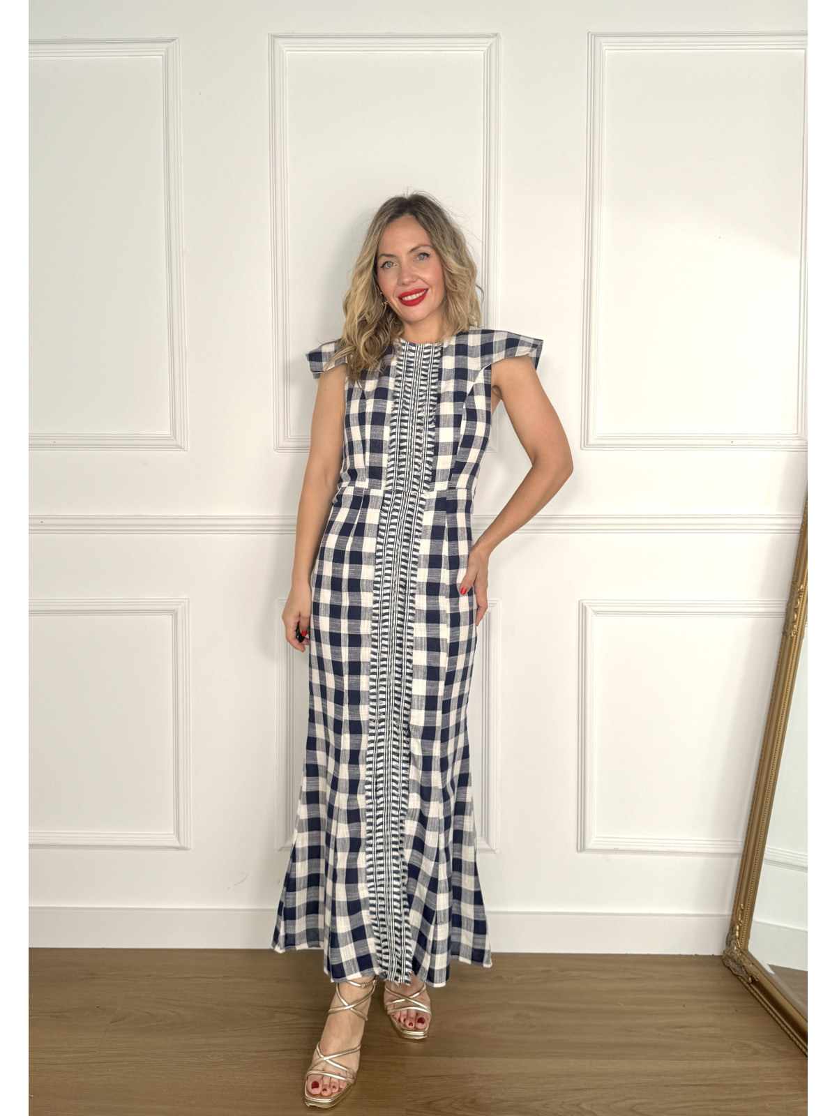 Vestido de algodón efecto lino con estampado de cuadros vichy.