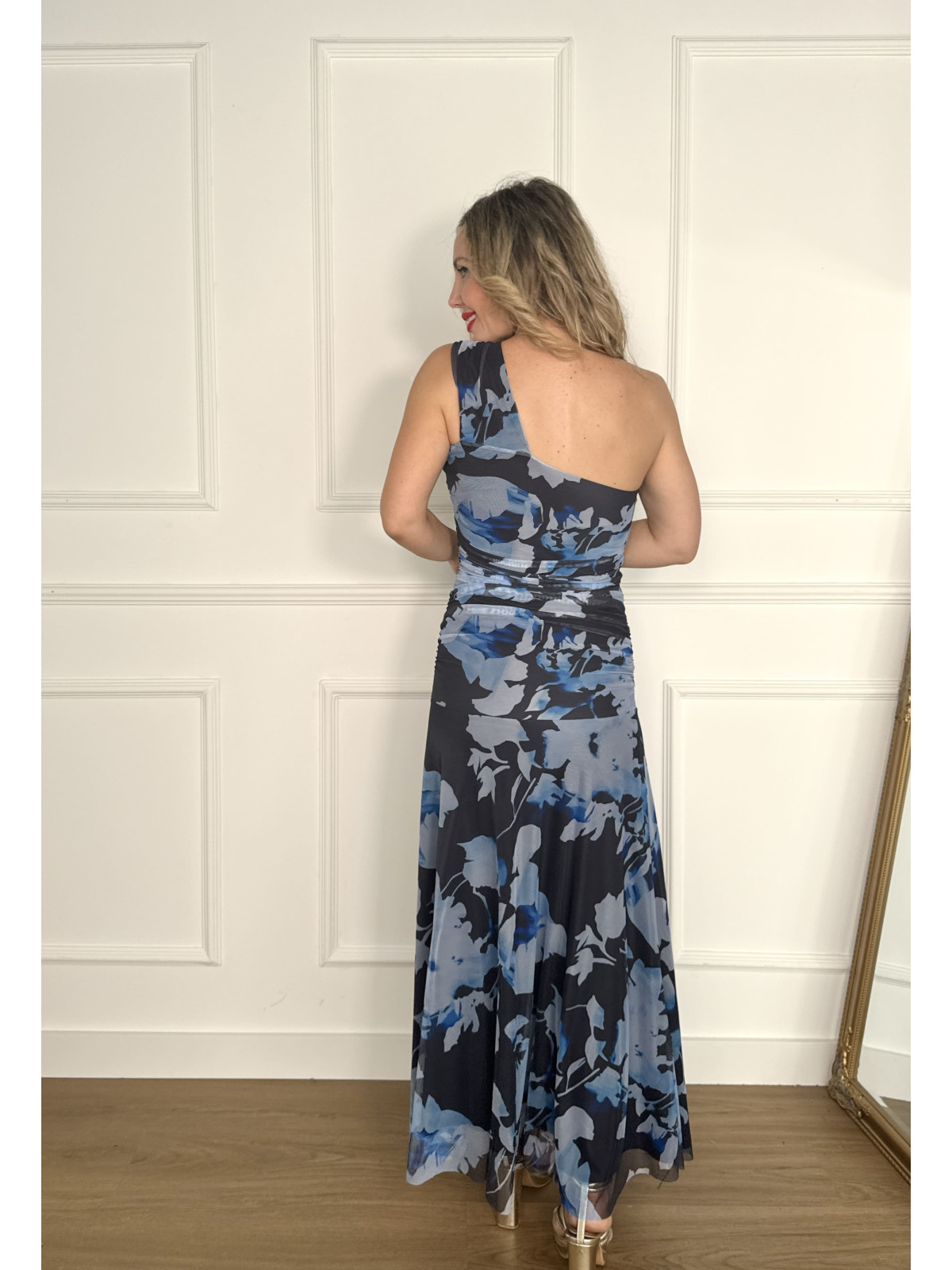 Vestido largo de microtul estampado.