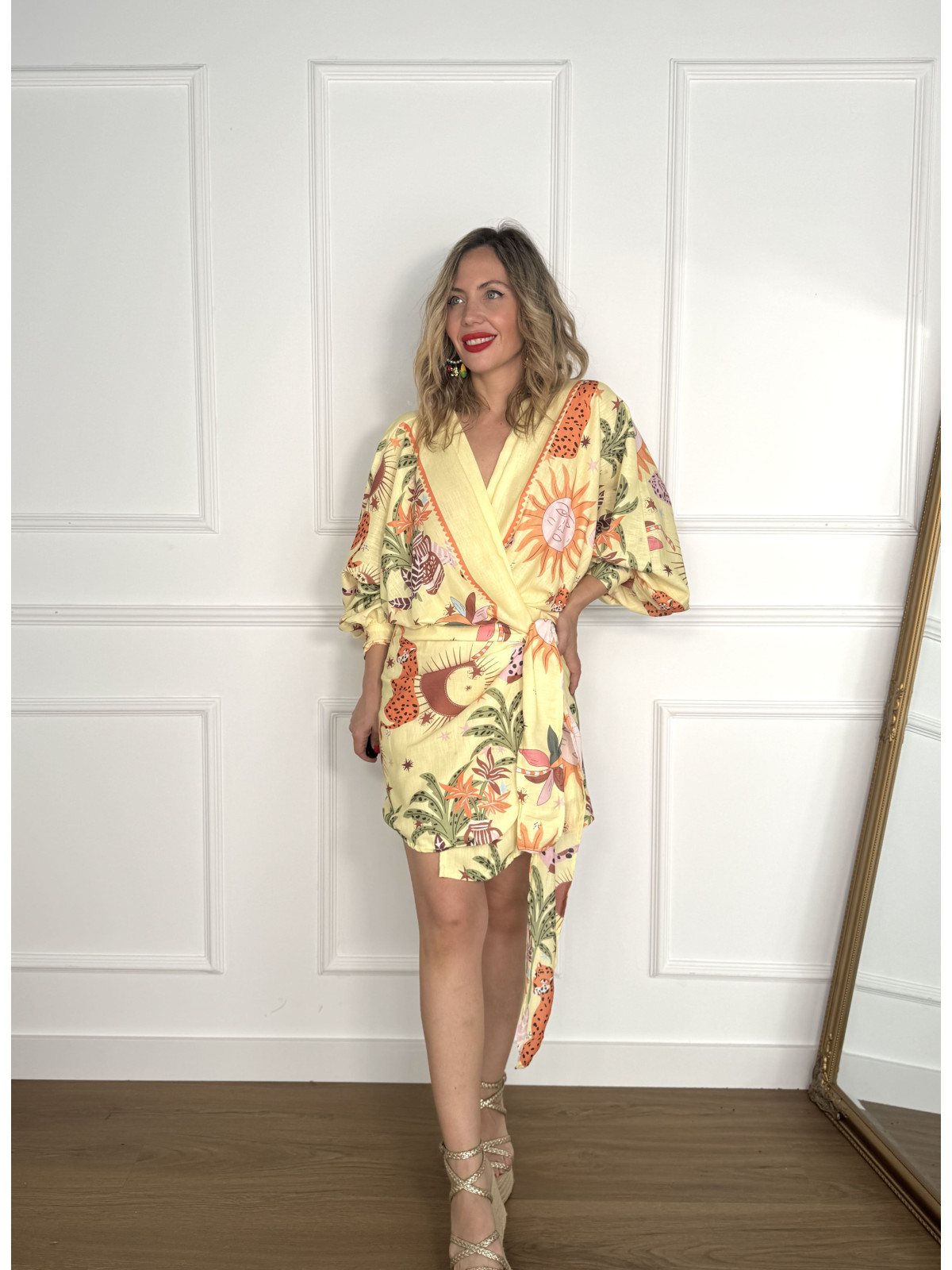 Vestido corto estampado tipo kimono, ideal para tus looks de verano.