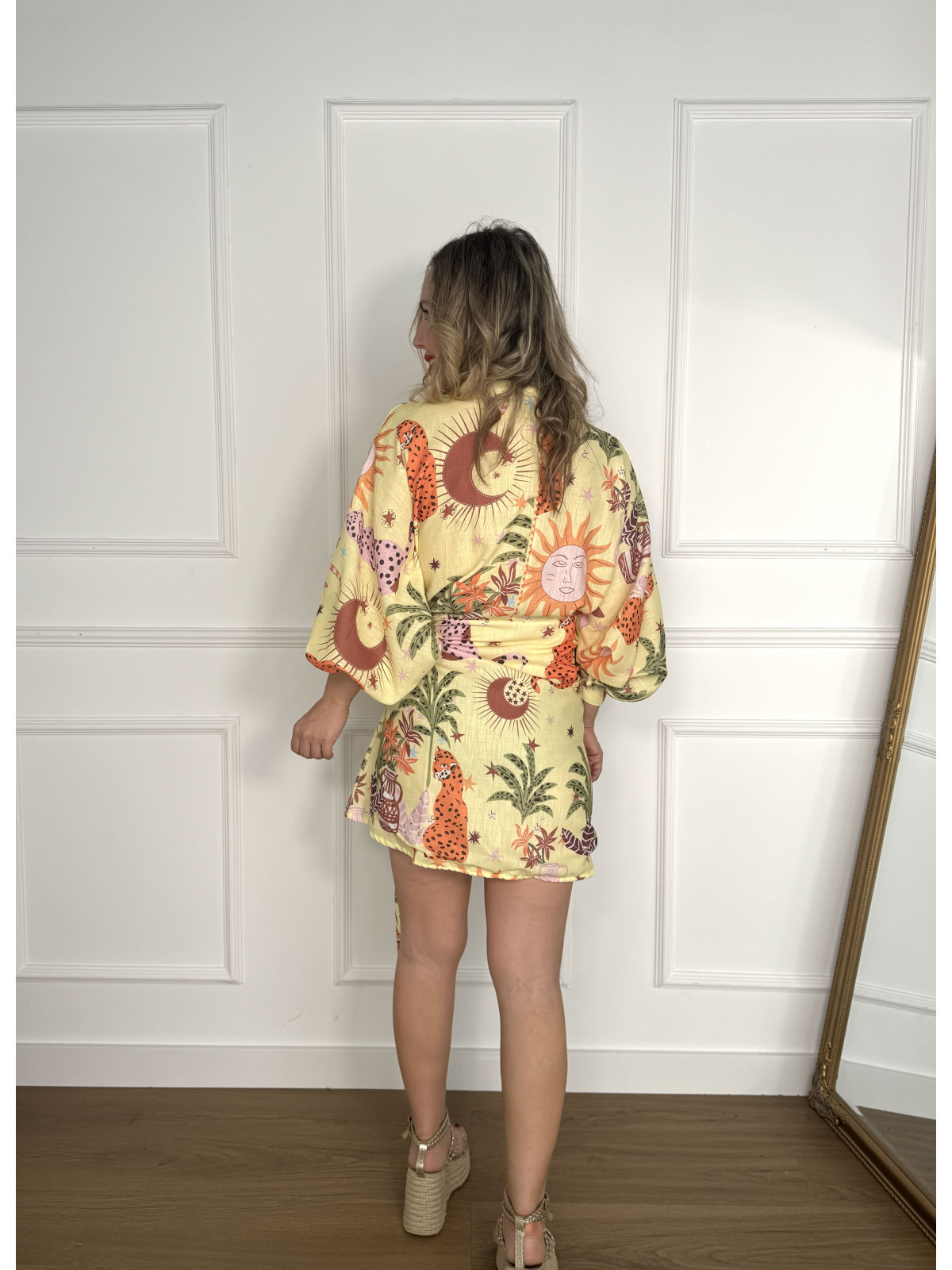 Vestido corto estampado tipo kimono, ideal para tus looks de verano.