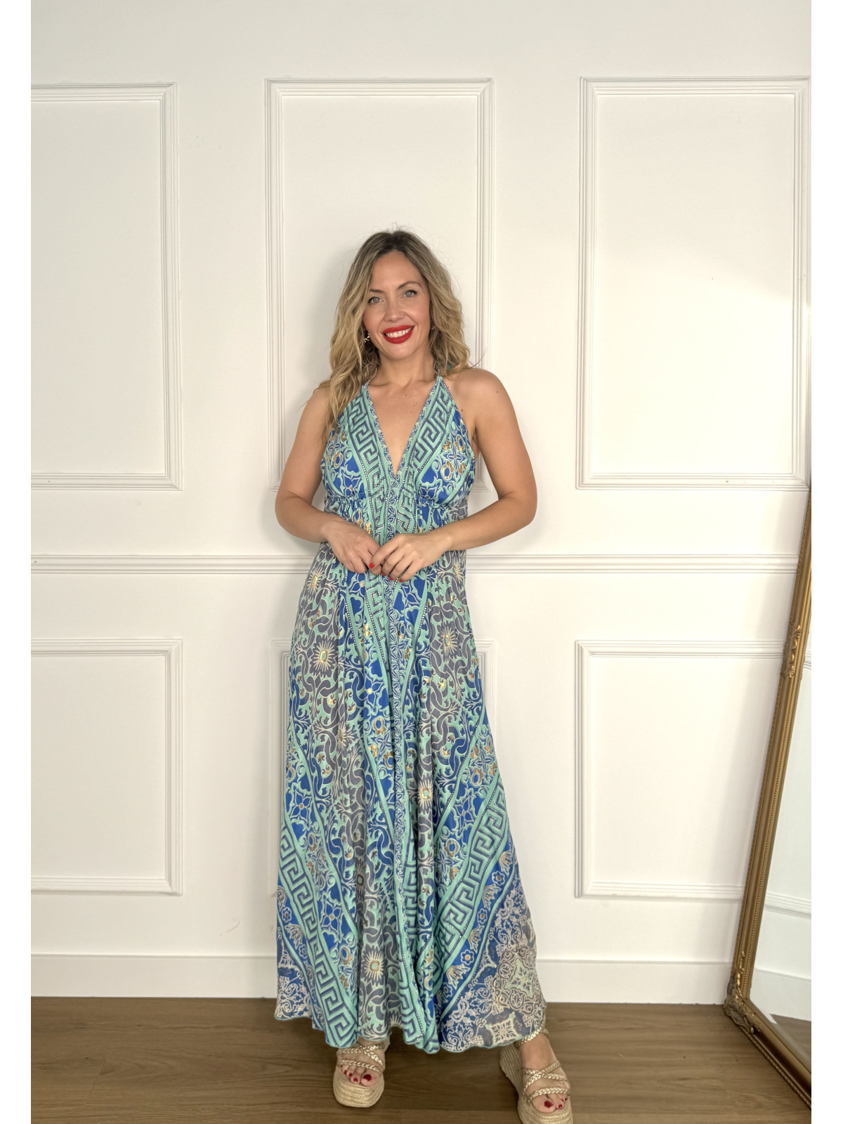 Vestido largo con de vuelo estampado hindú de colores.