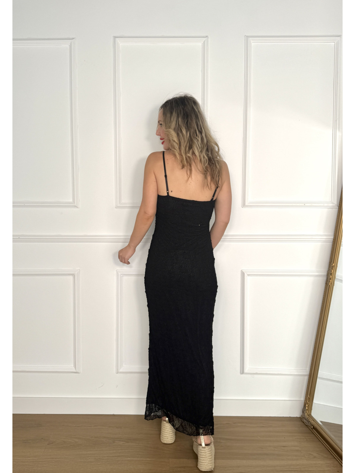 Vestido de encaje elásico color negro con adorno dorado en el escote