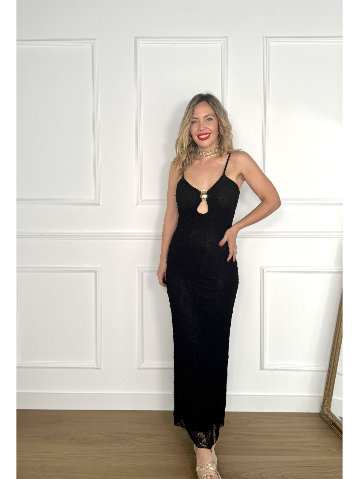 Vestido de encaje elásico color negro con adorno dorado en el escote