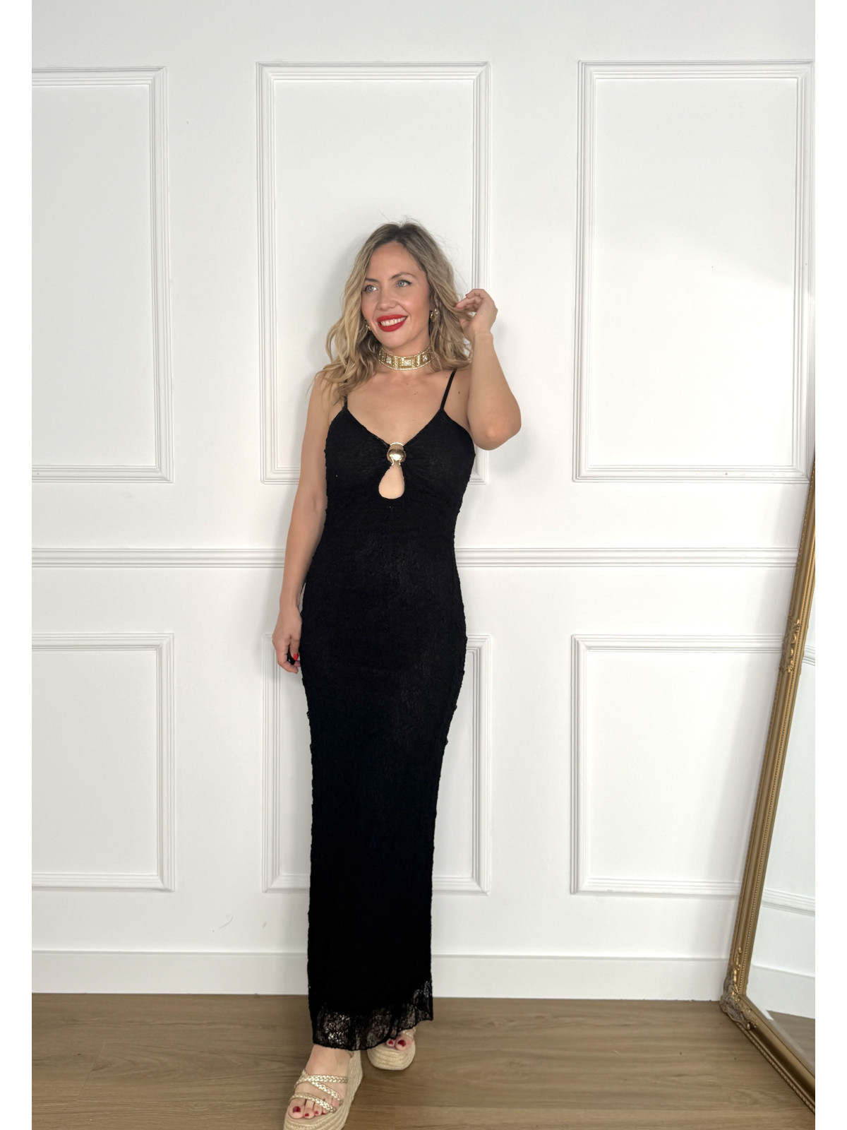 Vestido de encaje elásico color negro con adorno dorado en el escote