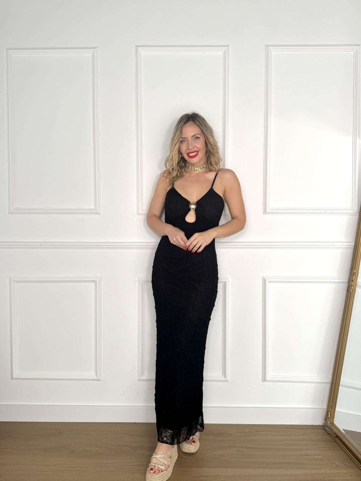 Vestido de encaje elásico color negro con adorno dorado en el escote