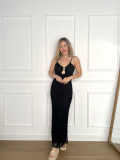 Vestido de encaje elásico color negro con adorno dorado en el escote Vestido de encaje elásico color negro con adorno dorado en el escote